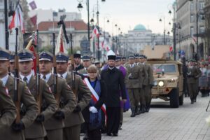 Uroczystości pogrzebowe Tadeusza Mazowieckiego. Przejazd trumny z ciałem premiera na armatniej lawecie do Katedry św. Jana na Starym Mieście / Bartłomiej Zapała / Radio Kielce