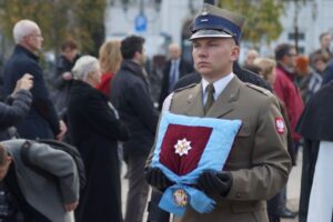 Uroczystości pogrzebowe Tadeusza Mazowieckiego. Order Orła Białego, którym został odznaczony premier / Bartłomiej Zapała / Radio Kielce