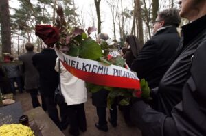 Uroczystości pogrzebowe Tadeusza Mazowieckiego. Cmentarz w podwarszawskich Laskach / Włodzimierz Batóg / Radio Kielce