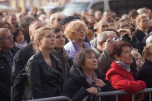 Uroczystości pogrzebowe Tadeusza Mazowieckiego zgromadziły tłumy ludzi / Bartłomiej Zapała / Radio Kielce