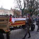 Uroczystości pogrzebowe Tadeusza Mazowieckiego. Przejazd trumny z ciałem premiera na armatniej lawecie do Katedry św. Jana na Starym Mieście / Bartłomiej Zapała / Radio Kielce