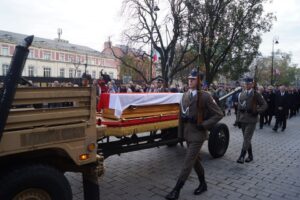 Uroczystości pogrzebowe Tadeusza Mazowieckiego. Przejazd trumny z ciałem premiera na armatniej lawecie do Katedry św. Jana na Starym Mieście / Bartłomiej Zapała / Radio Kielce