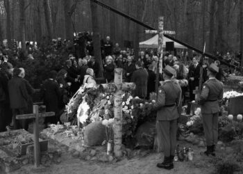 Pogrzeb T.Mazowieckiego. Laski - szare / Włodzimierz Batóg / Radio Kielce