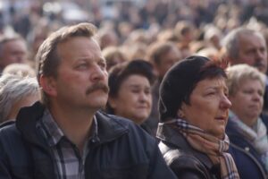 Uroczystości pogrzebowe Tadeusza Mazowieckiego zgromadziły się tłumy ludzi / Bartłomiej Zapała / Radio Kielce