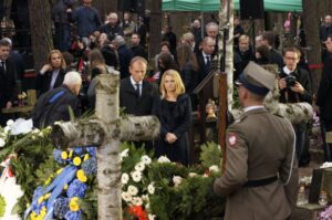 Uroczystości pogrzebowe Tadeusza Mazowieckiego. Cmentarz w podwarszawskich Laskach / Włodzimierz Batóg / Radio Kielce