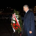 Wieniec od Ruchu Narodowego złożony pod Pomnikiem Niepodległości obok kieleckiego dworca PKP / Kamil Król / Radio Kielce