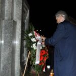 Wieniec od Ruchu Narodowego złożony pod Pomnikiem Niepodległości obok kieleckiego dworca PKP / Kamil Król / Radio Kielce