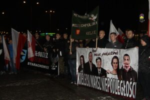 Marsz zakończył się pod Pomnikiem Niepodległości obok kieleckiego dworca PKP / Kamil Król / Radio Kielce