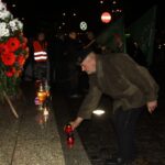 Zapalenie zniczy pod Pomnikiem Niepodległości obok kieleckiego dworca PKP / Kamil Król / Radio Kielce