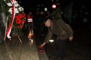 Zapalenie zniczy pod Pomnikiem Niepodległości obok kieleckiego dworca PKP / Kamil Król / Radio Kielce