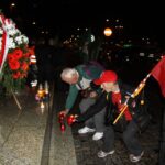 Zapalenie zniczy pod Pomnikiem Niepodległości obok kieleckiego dworca PKP / Kamil Król / Radio Kielce