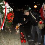 Zapalenie zniczy pod Pomnikiem Niepodległości obok kieleckiego dworca PKP / Kamil Król / Radio Kielce