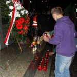 Zapalenie zniczy pod Pomnikiem Niepodległości obok kieleckiego dworca PKP / Kamil Król / Radio Kielce