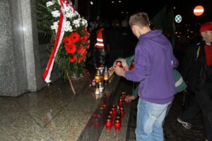 Zapalenie zniczy pod Pomnikiem Niepodległości obok kieleckiego dworca PKP / Kamil Król / Radio Kielce