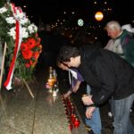 Zapalenie zniczy pod Pomnikiem Niepodległości obok kieleckiego dworca PKP / Kamil Król / Radio Kielce