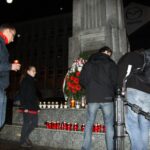 Zapalenie zniczy pod Pomnikiem Niepodległości obok kieleckiego dworca PKP / Kamil Król / Radio Kielce