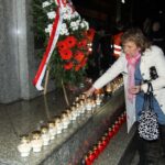 Zapalenie zniczy pod Pomnikiem Niepodległości obok kieleckiego dworca PKP / Kamil Król / Radio Kielce