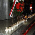 Zapalone znicze pod Pomnikiem Niepodległości obok kieleckiego dworca PKP / Kamil Król / Radio Kielce