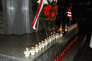 Zapalone znicze pod Pomnikiem Niepodległości obok kieleckiego dworca PKP / Kamil Król / Radio Kielce