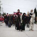 Obchody 95-tej rocznicy Odzyskania Niepodległości w Szkole Podstawowej w Bolechowicach. Po mszy świętej odbył się uroczysty przemarsz uczniów i zaproszonych gości z kościoła do szkoły. / Wojciech Habdas / Radio Kielce