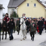 Obchody 95-tej rocznicy Odzyskania Niepodległości w Szkole Podstawowej w Bolechowicach. Po mszy świętej odbył się uroczysty przemarsz uczniów i zaproszonych gości z kościoła do szkoły. / Wojciech Habdas / Radio Kielce