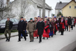 Obchody 95-tej rocznicy Odzyskania Niepodległości w Szkole Podstawowej w Bolechowicach. Po mszy świętej odbył się uroczysty przemarsz uczniów i zaproszonych gości z kościoła do szkoły. / Wojciech Habdas / Radio Kielce