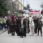 Obchody 95-tej rocznicy Odzyskania Niepodległości w Szkole Podstawowej w Bolechowicach. Po mszy świętej odbył się uroczysty przemarsz uczniów i zaproszonych gości z kościoła do szkoły. / Wojciech Habdas / Radio Kielce