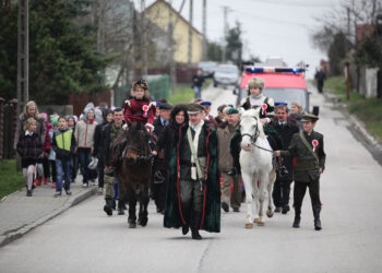 Obchody 95-tej rocznicy Odzyskania Niepodległości w Szkole Podstawowej w Bolechowicach. Po mszy świętej odbył się uroczysty przemarsz uczniów i zaproszonych gości z kościoła do szkoły. / Wojciech Habdas / Radio Kielce