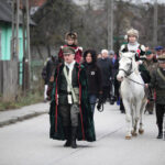 Obchody 95-tej rocznicy Odzyskania Niepodległości w Szkole Podstawowej w Bolechowicach. Po mszy świętej odbył się uroczysty przemarsz uczniów i zaproszonych gości z kościoła do szkoły. / Wojciech Habdas / Radio Kielce