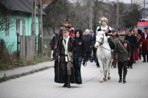 Obchody 95-tej rocznicy Odzyskania Niepodległości w Szkole Podstawowej w Bolechowicach. Po mszy świętej odbył się uroczysty przemarsz uczniów i zaproszonych gości z kościoła do szkoły. / Wojciech Habdas / Radio Kielce