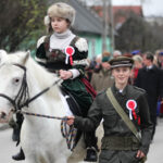 Obchody 95-tej rocznicy Odzyskania Niepodległości w Szkole Podstawowej w Bolechowicach. Po mszy świętej odbył się uroczysty przemarsz uczniów i zaproszonych gości z kościoła do szkoły. / Wojciech Habdas / Radio Kielce