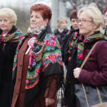 Obchody 95-tej rocznicy Odzyskania Niepodległości w Szkole Podstawowej w Bolechowicach. Po mszy świętej odbył się uroczysty przemarsz uczniów i zaproszonych gości z kościoła do szkoły. / Wojciech Habdas / Radio Kielce