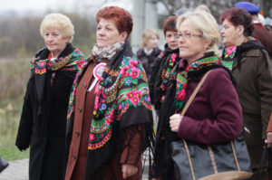 Obchody 95-tej rocznicy Odzyskania Niepodległości w Szkole Podstawowej w Bolechowicach. Po mszy świętej odbył się uroczysty przemarsz uczniów i zaproszonych gości z kościoła do szkoły. / Wojciech Habdas / Radio Kielce