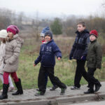 Obchody 95-tej rocznicy Odzyskania Niepodległości w Szkole Podstawowej w Bolechowicach. Po mszy świętej odbył się uroczysty przemarsz uczniów i zaproszonych gości z kościoła do szkoły. / Wojciech Habdas / Radio Kielce