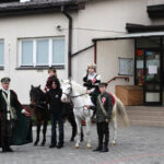 Obchody 95-tej rocznicy Odzyskania Niepodległości w Szkole Podstawowej w Bolechowicach. Po mszy świętej odbył się uroczysty przemarsz uczniów i zaproszonych gości z kościoła do szkoły. / Wojciech Habdas / Radio Kielce