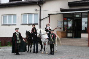 Obchody 95-tej rocznicy Odzyskania Niepodległości w Szkole Podstawowej w Bolechowicach. Po mszy świętej odbył się uroczysty przemarsz uczniów i zaproszonych gości z kościoła do szkoły. / Wojciech Habdas / Radio Kielce