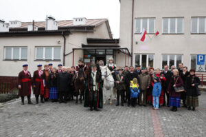 Obchody 95-tej rocznicy Odzyskania Niepodległości w Szkole Podstawowej w Bolechowicach. Po mszy świętej odbył się uroczysty przemarsz uczniów i zaproszonych gości z kościoła do szkoły. / Wojciech Habdas / Radio Kielce