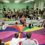 Wolontariusze i ich podopieczni uroczyście rozpoczęli w Kielcach kolejną edycję Akademii Przyszłości. / Wojciech Habdas / Radio Kielce