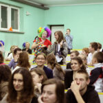 Wolontariusze i ich podopieczni uroczyście rozpoczęli w Kielcach kolejną edycję Akademii Przyszłości. / Wojciech Habdas / Radio Kielce