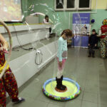 Wolontariusze i ich podopieczni uroczyście rozpoczęli w Kielcach kolejną edycję Akademii Przyszłości. / Wojciech Habdas / Radio Kielce