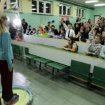 Wolontariusze i ich podopieczni uroczyście rozpoczęli w Kielcach kolejną edycję Akademii Przyszłości. / Wojciech Habdas / Radio Kielce