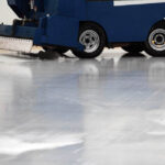 Na Rynku otwarto sztuczne lodowisko. Ostatnie przygotowania. / Wojciech Habdas / Radio Kielce