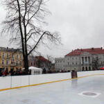 Na Rynku otwarto sztuczne lodowisko. Tafla przygotowana dla łyżwiarzy. / Radio Kielce