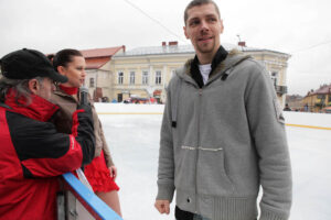 Na Rynku otwarto sztuczne lodowisko. Agnieszka Dulej i Sławomir Janicki, wielokrotni medaliści mistrzostw Polski, uczestnicy mistrzostw świata i Europy. / Radio Kielce