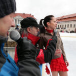 Na Rynku otwarto sztuczne lodowisko. Agnieszka Dulej i Sławomir Janicki, wielokrotni medaliści mistrzostw Polski, uczestnicy mistrzostw świata i Europy. / Radio Kielce