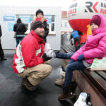 Na Rynku otwarto sztuczne lodowisko. Lodowisko okazało się nie lada atrakcją dla dzieci. / Radio Kielce