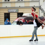 Na Rynku otwarto sztuczne lodowisko. Pokazy łyżwiarstwa figurowego w wykonaniu Agnieszki Dulej i Sławomira Janickiego, wielokrotnych medalistów mistrzostw Polski, uczestników mistrzostw świata i Europy. / Radio Kielce