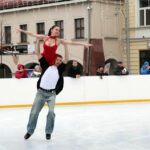 Na Rynku otwarto sztuczne lodowisko. Pokazy łyżwiarstwa figurowego w wykonaniu Agnieszki Dulej i Sławomira Janickiego, wielokrotnych medalistów mistrzostw Polski, uczestników mistrzostw świata i Europy. / Radio Kielce