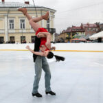 Na Rynku otwarto sztuczne lodowisko. Pokazy łyżwiarstwa figurowego w wykonaniu Agnieszki Dulej i Sławomira Janickiego, wielokrotnych medalistów mistrzostw Polski, uczestników mistrzostw świata i Europy. / Radio Kielce