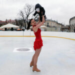 Na Rynku otwarto sztuczne lodowisko. Agnieszka Dulej i prawdopodobnie najmłodsza łyżwiarka korzystająca dziś z kieleckiej tafli. / Radio Kielce